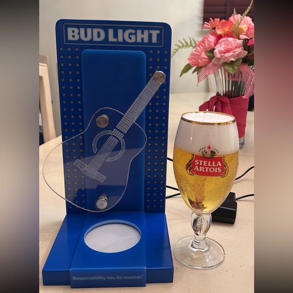 Neon light display beer holder with fake beer with foam in a Stella glass - Picture 10 of 14